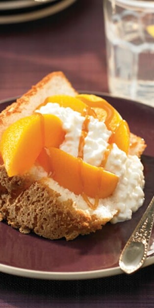 ANGEL FOOD CAKE W PEACHES AND CC 770x628