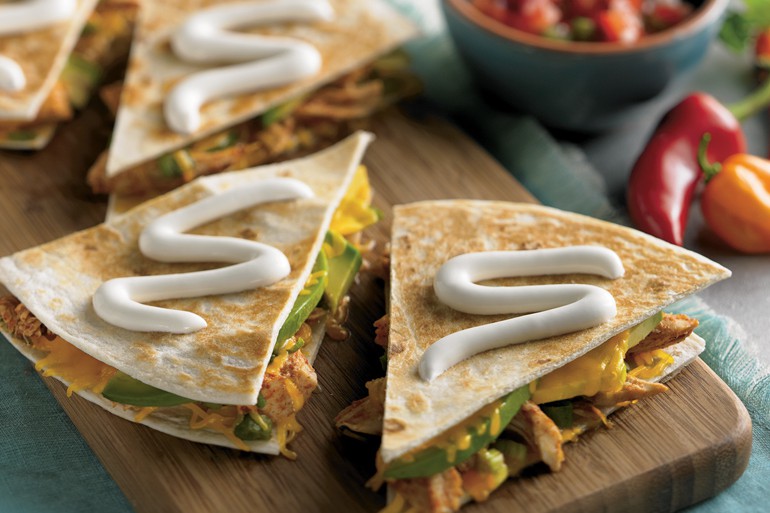 Quesadilla de pollo y aguacate con crema agria encima