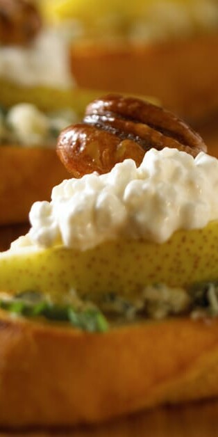 COTTAGE CHEESE AND PEAR CROSTINI 770x628