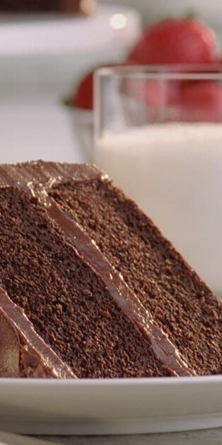 DAISY SOUR CREAM CHOCOLATE CAKE 770x628