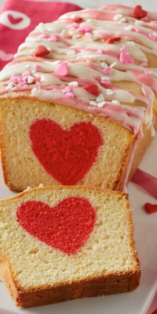 Holiday Suprise Cake 770x628 7814