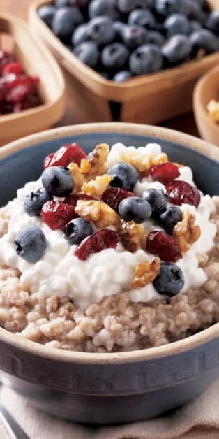 OLD FASHIONED OATS WITH COTTAGE CHEESE AND FRUIT 770x628