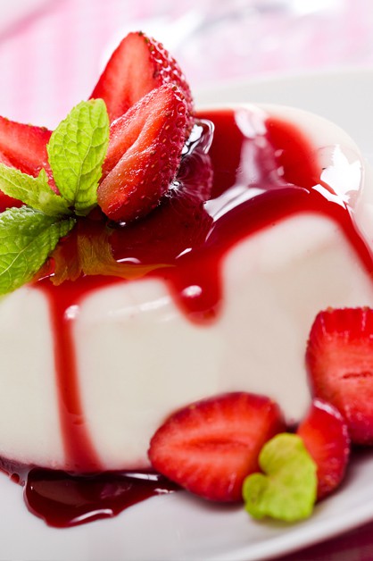 PANNA COTTA W STRAWBERRY SAUCE 770x628 5314