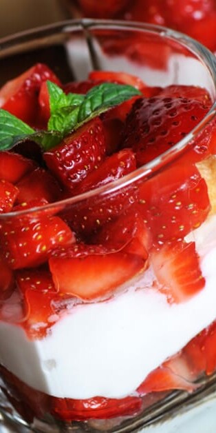 STRAWBERRY AND CREAM PARFAITS 770x628