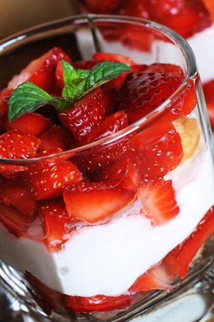 STRAWBERRY AND CREAM PARFAITS 770x628