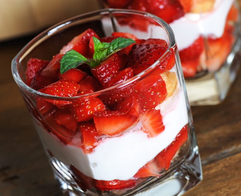 Parfaits de Fresas con Crema y Chocolate slider image 1