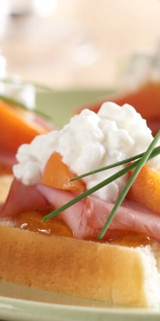 SWEET HAWAIIAN HAM AND CHEESE CANAPES 770x628