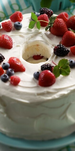 Berry Cloud Cake2 770x628 2583