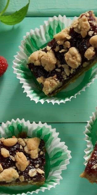 Berry Crumble Squares2 770x628 9486