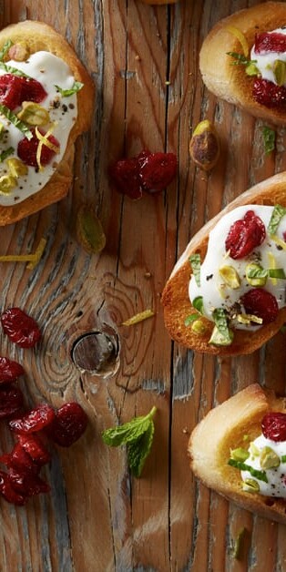 Cranberry Pistachio Crostini 770x628 3803