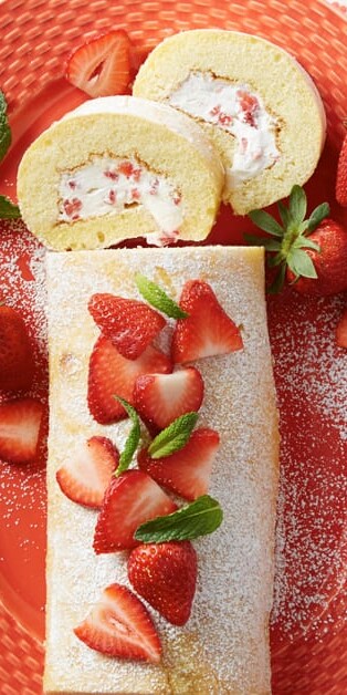 Strawberry Roll Cake 770x628 2051