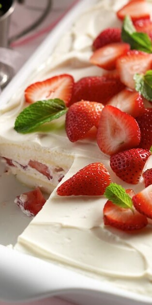 Strawberry Tiramisu2 770x628 4302