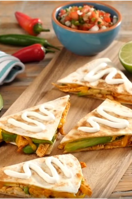 Quesadilla de pollo y aguacate con crema agria encima