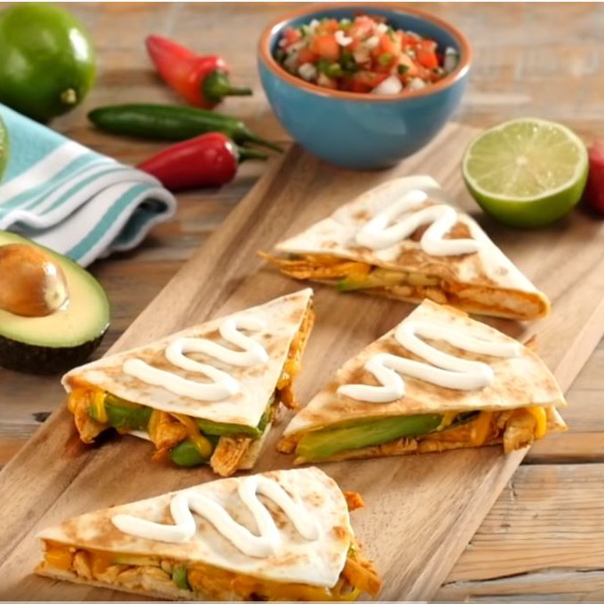 Quesadilla de pollo y aguacate con crema agria encima