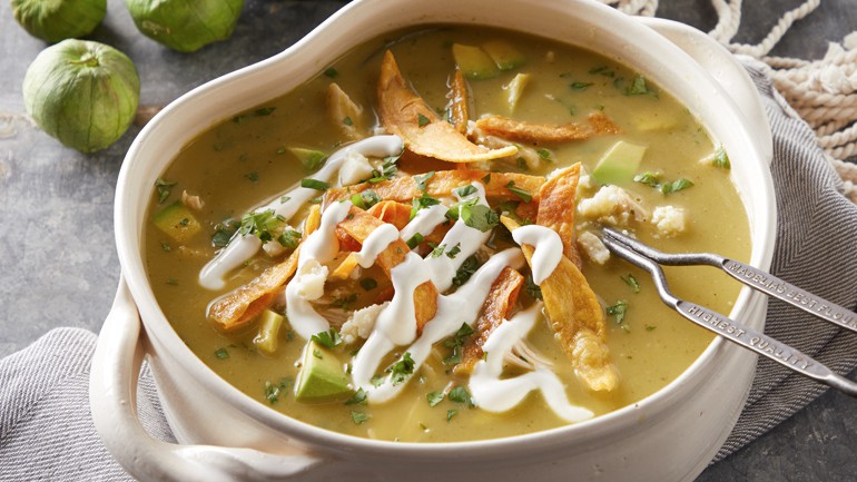 sopa de tortilla de tomatillo con crema agria